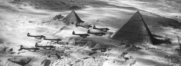 MeteorHomepage-Al Thomas 1955-56 12 meteors over pyramids.JPG
